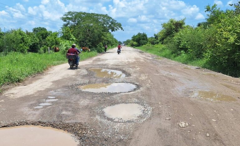  Habitantes de San Vicente bloquean carretera y exigen obras de rehabilitación