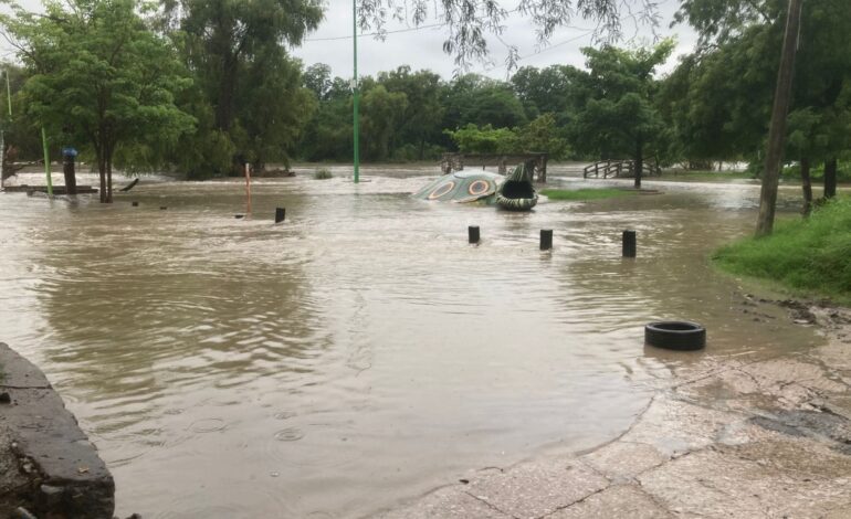  Desbordamiento del río Valles deja comunidades incomunicadas