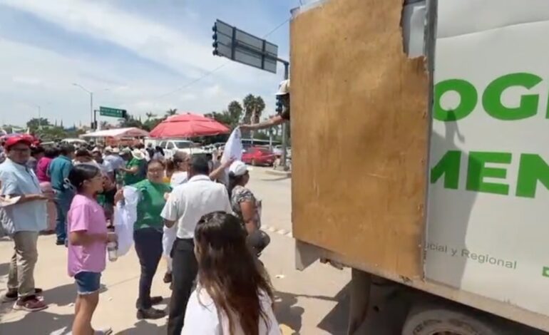  Video | Vehículo de Sedesore vistió acarreados en evento de Claudia Sheinbaum
