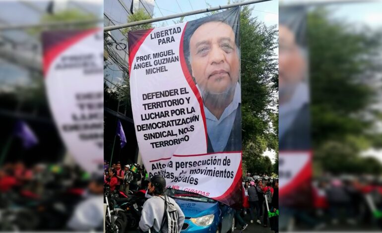  Activistas se manifiestan en la FGR para exigir la liberación de Miguel Ángel Guzmán