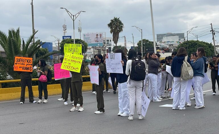  Estudiantes de Estomatología de la UASLP protestan por cuotas e instalaciones deficientes