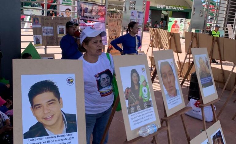  Con fotos y pancartas exigen justicia por los desaparecidos frente a la Fenapo