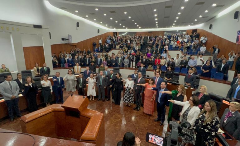  Entre ausencias y retrasos, toman protesta nuevos magistrados del Poder Judicial