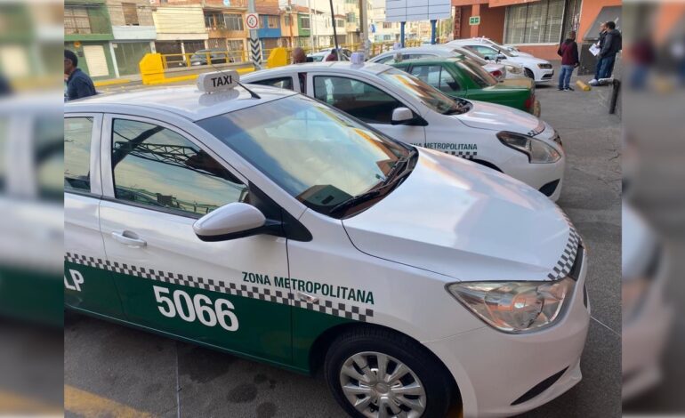  Por mandato judicial, SCT otorga concesión de taxi a mujer