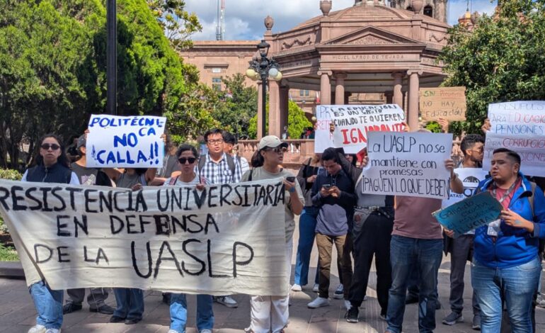  Estudiantes marchan contra adeudo de Gobierno a la UASLP y en defensa de la autonomía