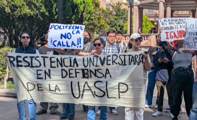  Estudiantes denuncian intervención del Gobierno en manifestación por la autonomía universitaria