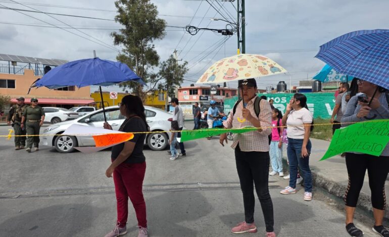  Bloquean Av. Seminario por falta de agua en colonias de Villa de Pozos