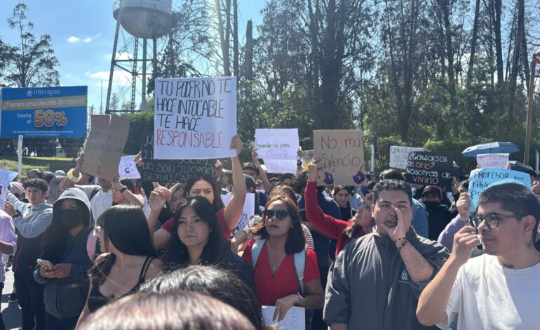  Estudiantes de Economía de la UASLP marchan por caso de acoso sexual