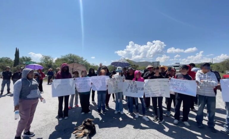  Padres de familia en Villa de Guadalupe exigen aulas dignas