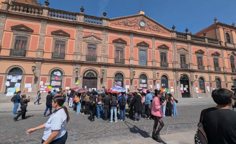Estudiantes de la Facultad de Derecho entregan nuevo pliego petitorio al rector