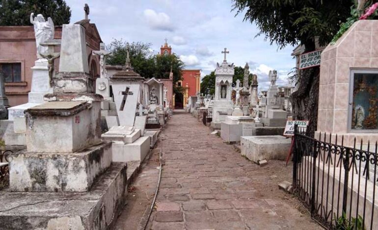  Fosas en cementerio del Saucito corren riesgo por falta de refrendo