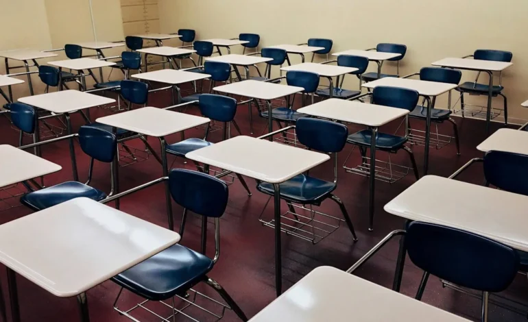  Padres de familia exigen maestros para telesecundaria en Tierra Nueva