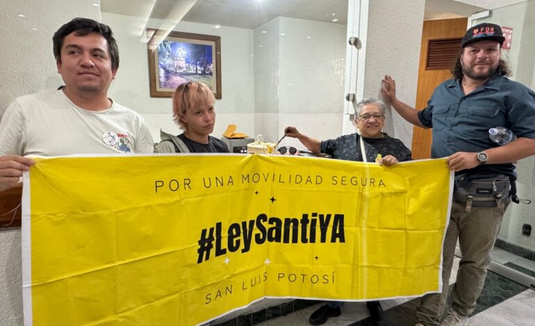  Colectivos de movilidad realizan “anticelebración” en el Congreso por tres años de atraso legislativo