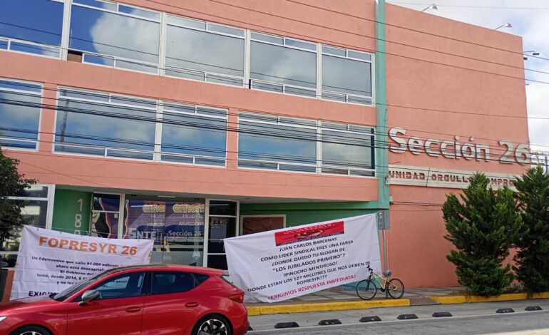  Jubilados de la Sección 26 del SNTE protestan por adeudos del Fopresyr