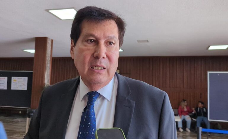  Director interino de la Facultad de Derecho defiende convocatoria sin distinción de género