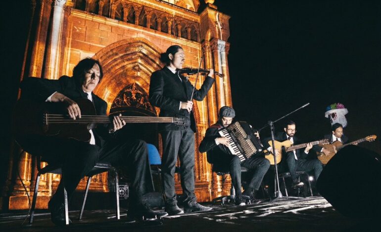  Música de los Balcanes y ritmos gitanos llegan al barrio con Sangre de Coyote