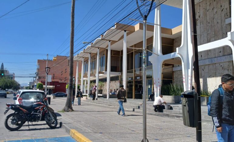  Con amparo, frenan elección por la dirección de Derecho de la UASLP