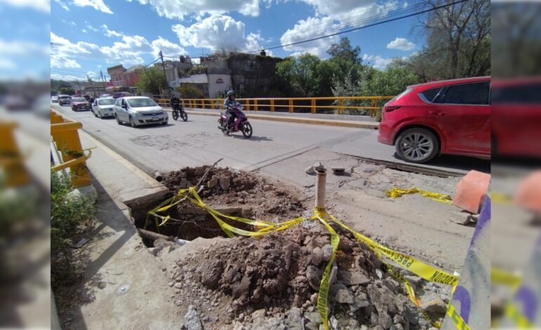  Hundimiento en puente sobre el río Paisanos pone en riesgo a transeúntes