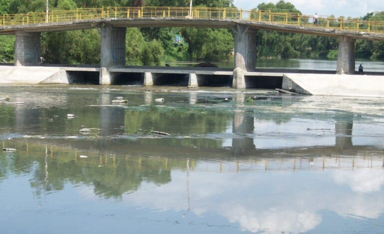  Suman 2 días de búsqueda de joven arrastrado por el río en el puente La Morita