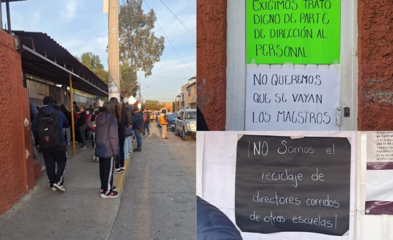  Padres toman primaria en Himno Nacional por presuntas irregularidades de la dirección