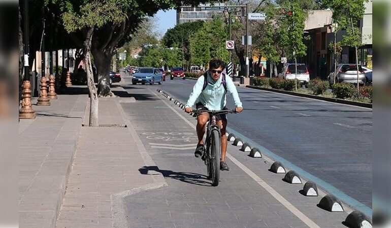  Aplican hasta 12 sanciones diarias por invadir banquetas y ciclovías en Carranza