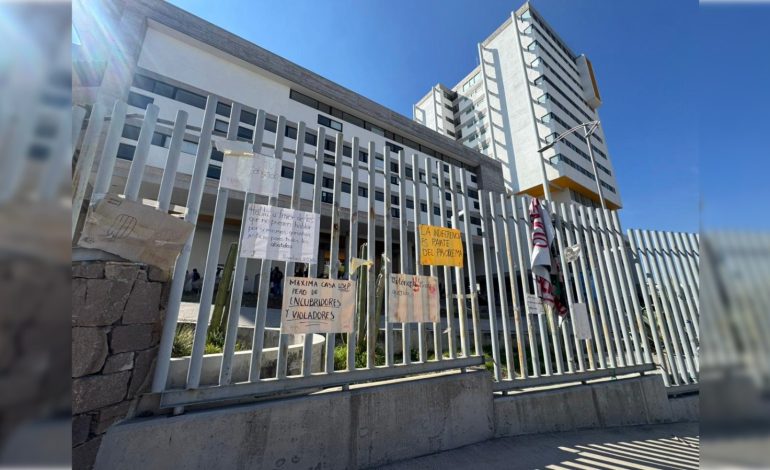  Estudiantes toman la Facultad de Ciencias de la UASLP por caso de violencia que involucra a profesor