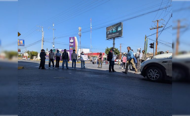  Protesta en la UASLP escala a bloqueos viales por denuncia de violencia contra docente