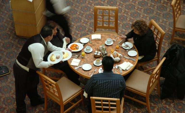  Ausentismo laboral pone en jaque a restaurantes en SLP