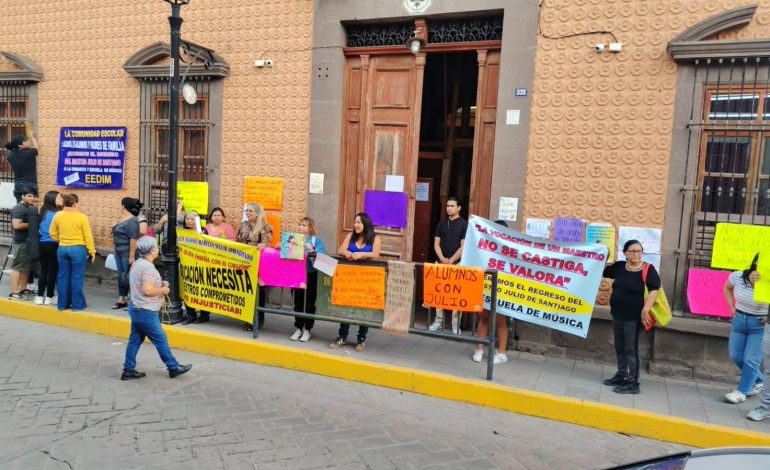  Padres y alumnos protestan por separación de maestro en Escuela de Iniciación Musical “Julián Carrillo”