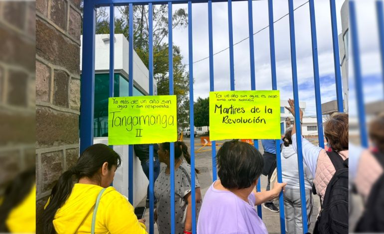  Video | Vecinos se manifiestan en Interapas por meses sin servicio