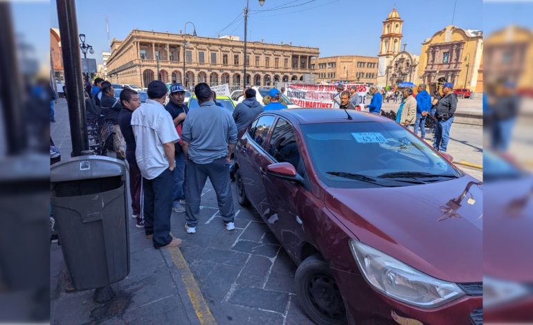  Taxistas se manifiestan en Plaza de Fundadores contra falta de regulación a plataformas