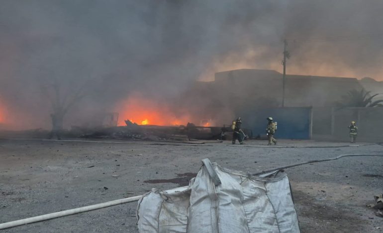  PC clausura bodega de almacenamiento de pilas en Zona Industrial por incendio