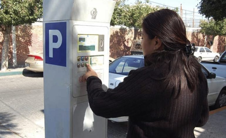  Iniciativa plantea obligar a municipios a responder por daños al usar parquímetros