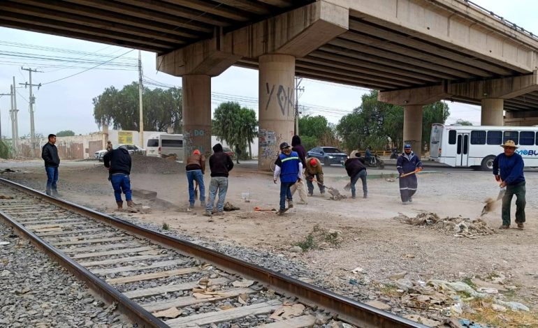  Organizaciones de carretoneros y vecinos abren lateral de las vías del tren en zona norte