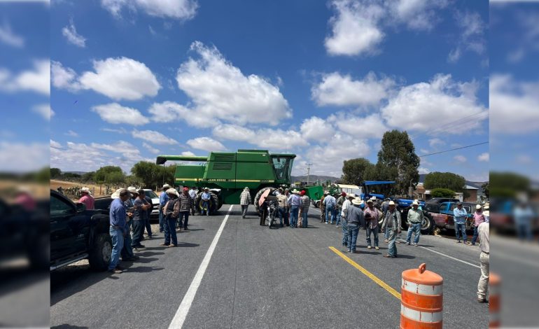  Agricultores bloquean carretera a Villa de Arriaga ante falta de compra de frijol