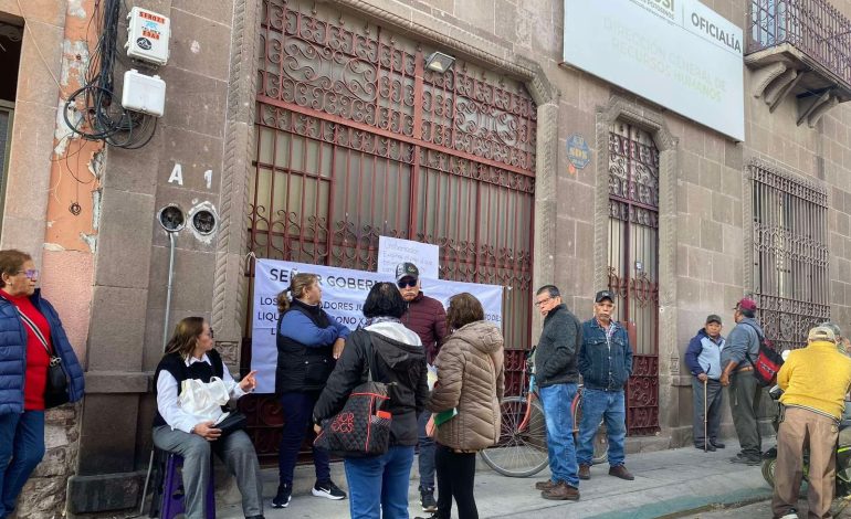  Jubilados bloquean oficinas de Oficialía Mayor y exigen pagos pendientes desde 2021