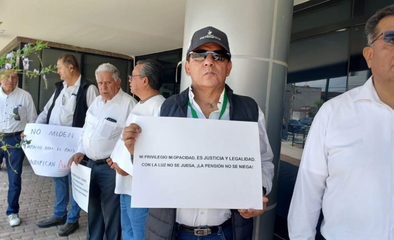  Jubilados de CFE protestan en SLP por reforma federal que reducirá sus pensiones