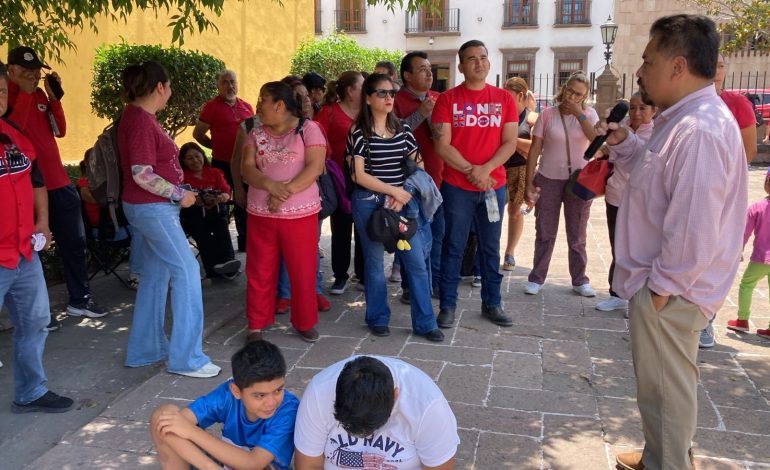  Maestros de telesecundaria se movilizan por adeudos fiscales