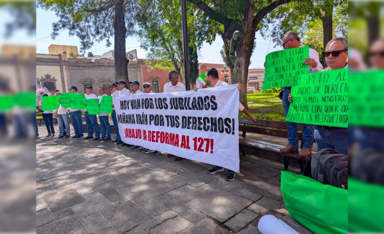  Jubilados de la CFE se manifiestan en SLP contra recortes de hasta 60% en pensiones