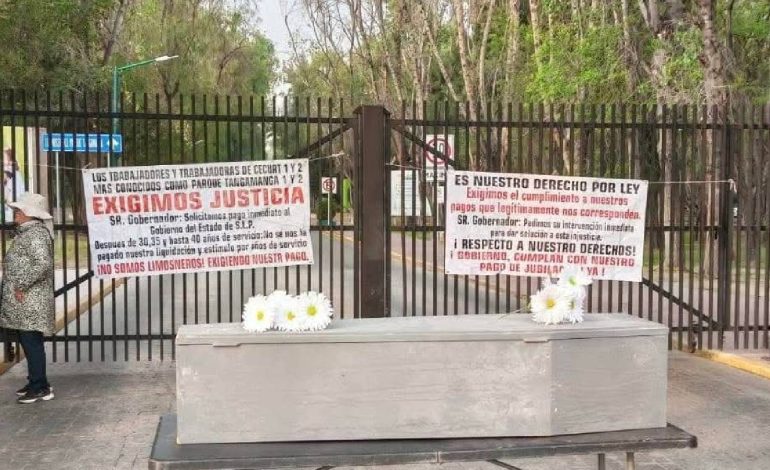  Jubilados protestan con ataúd en el Tangamanga y exigen pagos pendientes desde 2021