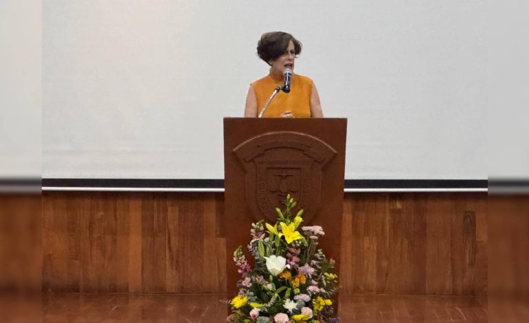  Video | Protestan en la UASLP por conferencia de Denise Dresser