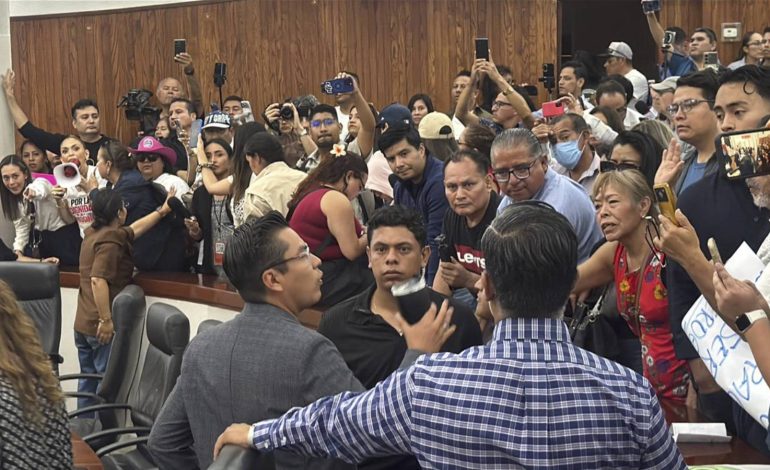  Video | Del forcejeo en las puertas al vacío en las curules: la protesta que irrumpió en el Congreso