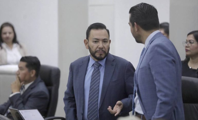  Serrano rechaza a limitar aspiraciones de Ruth González a la gubernatura