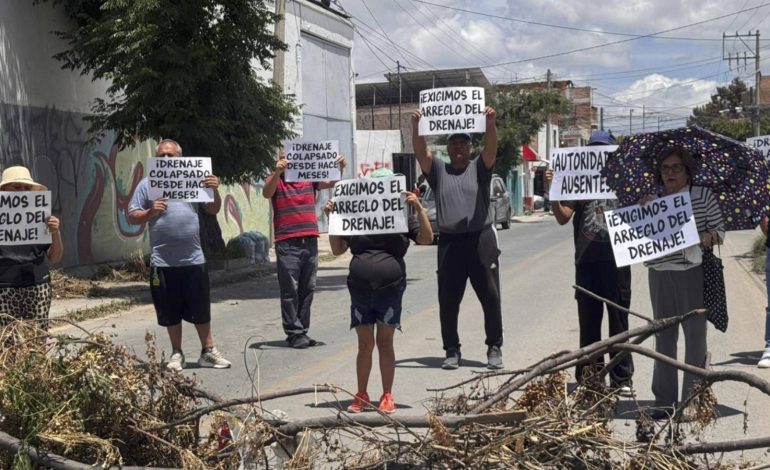  Video | Vecinos bloquean avenida Constitución por drenaje colapsado