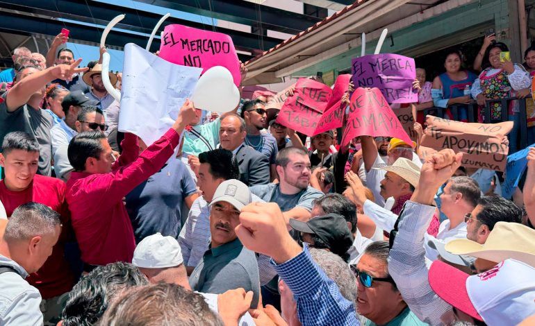  Manifestantes interrumpen recorrido de Gerardo Sánchez Zumaya en el Mercado República