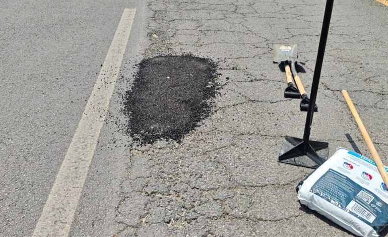  Ciudadanos salen a tapar baches mientras Galindo reconoce rezago en las calles