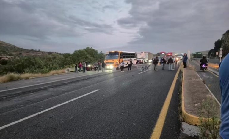  Manifestantes bloquean carretera a Mexquitic por falta de opciones de movilidad