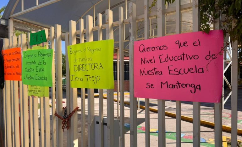  Padres mantienen cerrada primaria en Valle de Dalias; exigen docentes y regreso de directora y maestra