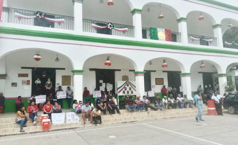  Habitantes de Tancanhuitz bloquean Palacio Municipal para exigir infraestructura de agua