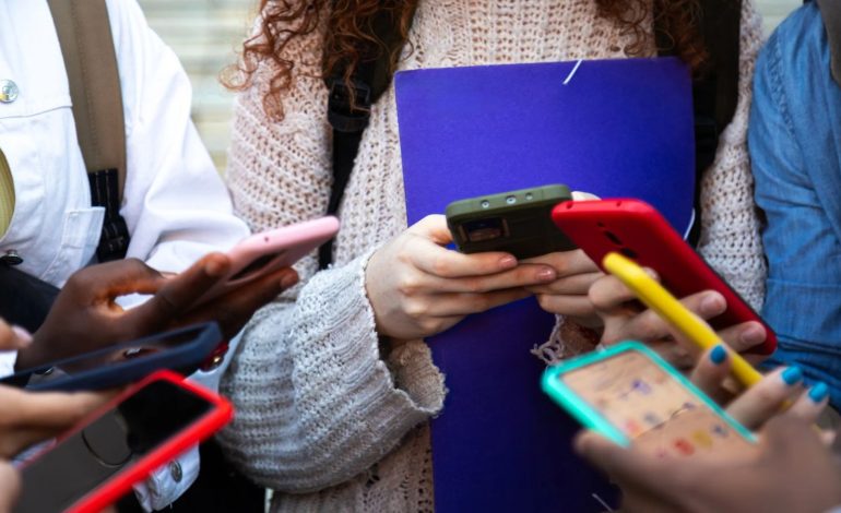  SEGE plantea regular celulares también en preparatorias de SLP